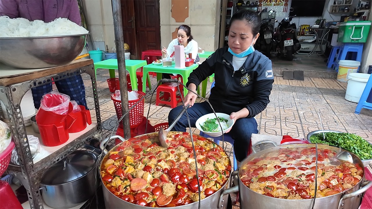 Quán Bún Chỉ Có RIÊU CUA Ngập Tràn Nồi Nước Lèo ĐỎ AU Cà Chua Đậu Hủ hiếm hoi nấu bằng bếp Than