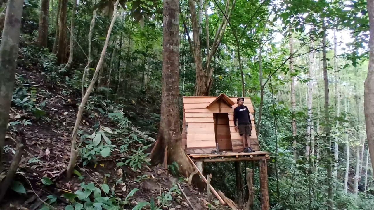 Solo camping hujan deras saat membangun pondok tempat berlindung nyaman