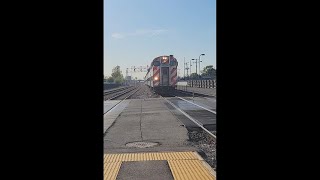 Metra Train comes in hot into Franklin Park!