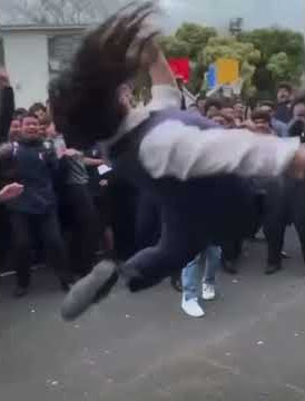 Stan Twitter: Person impresses an entire male crowd with their death drop! 😲