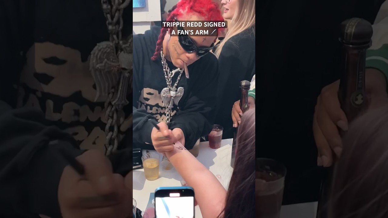 The fan service 👏👏 