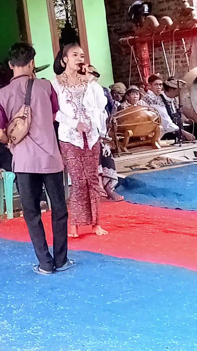 A beautiful lady singing traditional music from Javanese 🎉 #hiburan#music #musikhiburan#ebeg
