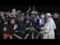 Papa Francisco repreende com tapas na mão mulher que o puxou pelo braço