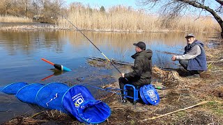 Рыбалка на ПОПЛАВОЧНУЮ УДОЧКУ на реке!!! Ловля голавля на ПОПЛАВОК и ТЕСТО маховой снастью