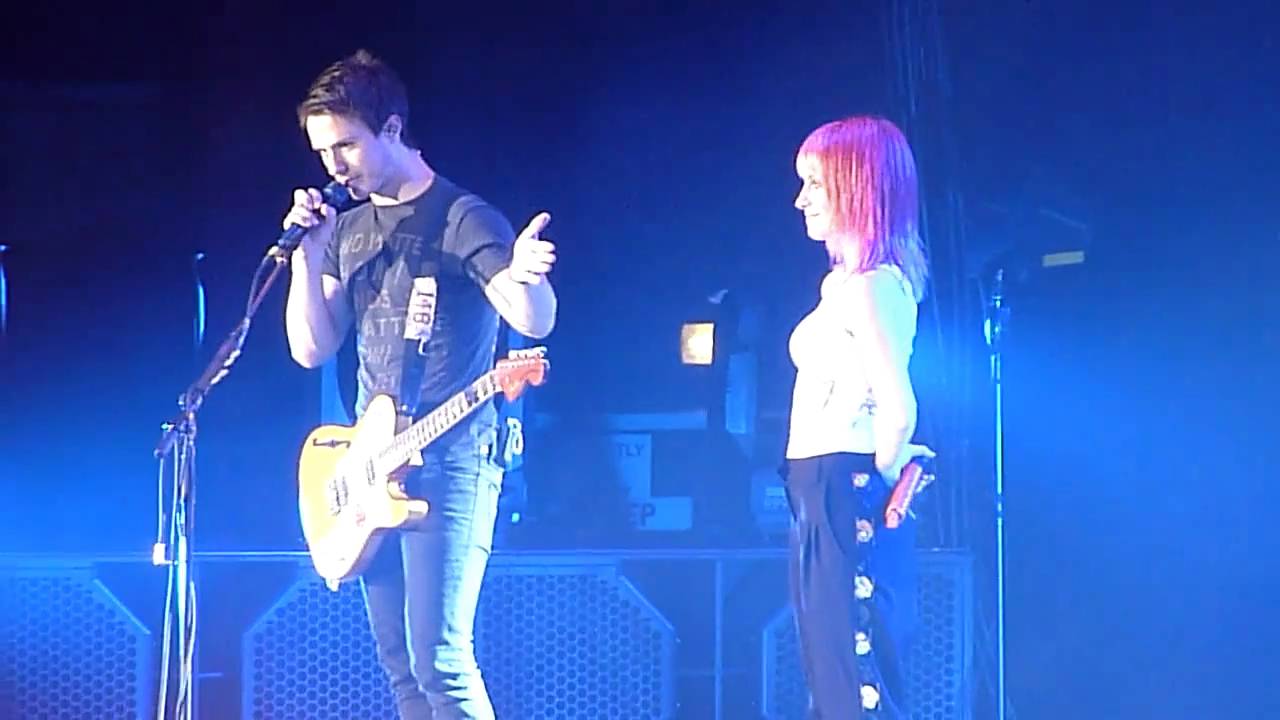 Hayley Williams Fixing Josh Farro's Mic In Newcastle