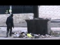 رجل يبحث في القمامة عن