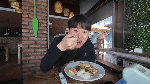Trying Nasi Goreng in Bali, Indonesia 🇮🇩 | My First Food Vlog
