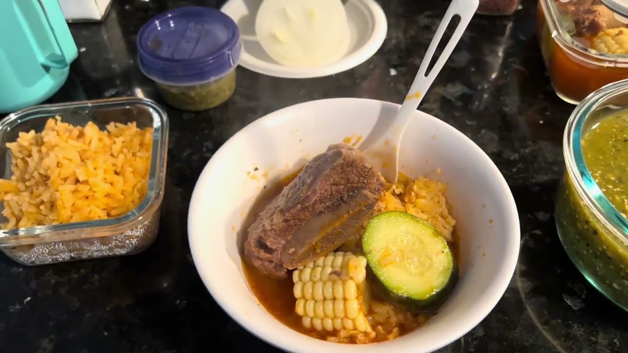 Hoy preparé un caldo de res, y triste porque unas de las gallinas ya no está con nosotros😭