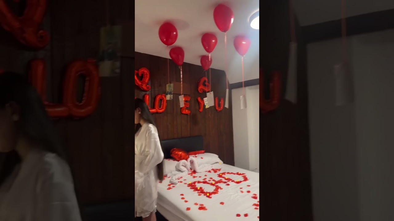 молодых привели в спальню на второй день свадьбы, спальня большая, так как свидетелей много