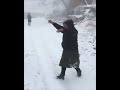 В одном из горных районов Дагестана бабушки радуются снегу. И зовут подругу играть в снежки