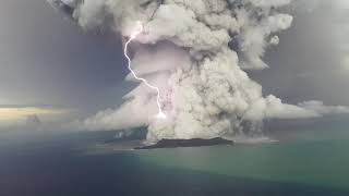 Извержение вулкана Хунга 14 января 2022 г., 17:48 по времени Тонги