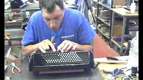 Bij Mengascini in de fabriek in Castelfidardo