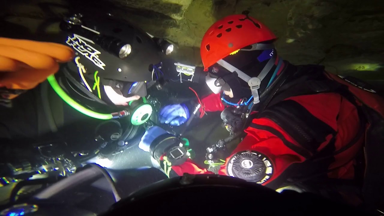 Naprawa wężyka LP do suchego skafandra w jaskini Marchepied (Francja LOT).