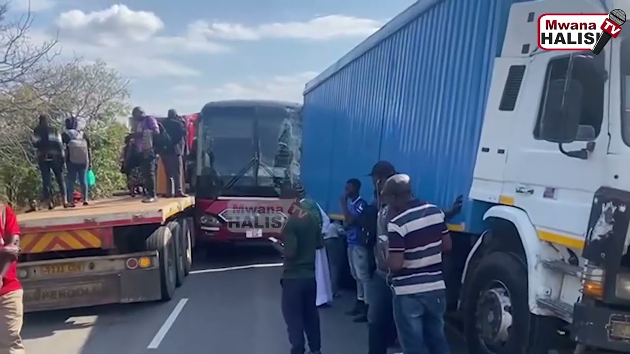 AJALI MBAYA YA GARI YATOKEA BAADA YA BUS KULIGONGA LORI LILILOPAKI MIKUMI MOROGORO