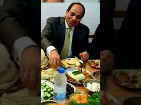 الرئيس يزور أسرة مصرية بسيطة ويتناول معهم طعام الإفطار بكل بساطة و تواضع