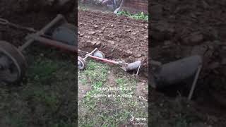 Alat Bajak Tanah Sederhana Untuk Pertanian