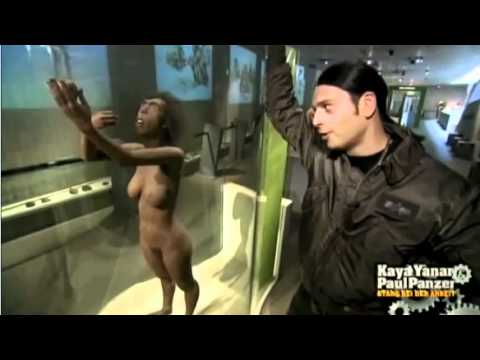 Hakan Kaya yanar sozialstunden im museum