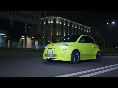 Nowy Abarth 500e. Hałaśliwa zadziora :) [film reklamowy producenta, bez komentarza]
