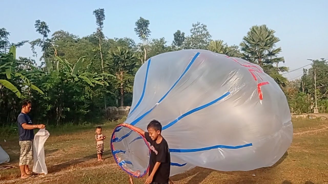 tiga balon udara siap lepas landas