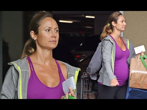 Video: Stacy Keibler, De Ex-vriendin Van George Clooney, Is Zwanger