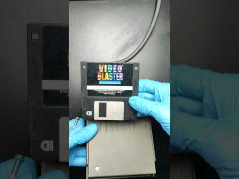 💾 HOW TO INSERT A FLOPPY DISK INTO THE APPLE MACINTOSH HDI-20 EXTERNAL DISK DRIVE 💾 #shorts #apple