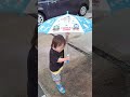 自ら雨に当たりに行くスタイルの息子