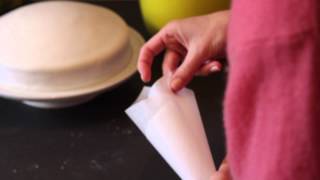 Annemette Voss - Sådan laver du glasur og kræmmerhus at dekorere kage - YouTube