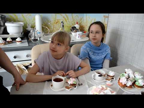 детский мини центр 'Азбука профессий'. Дети готовят маршмеллоу и маффины.