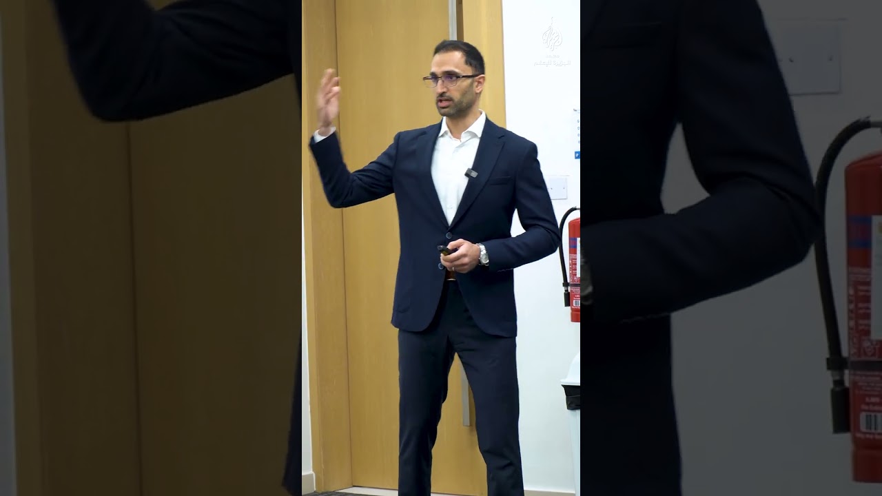 جانب من ورشة مقدمة في الذكاء الاصطناعي مع المدرب طارق أبو ديه ضمن دورات معهد الجزيرة للإعلام