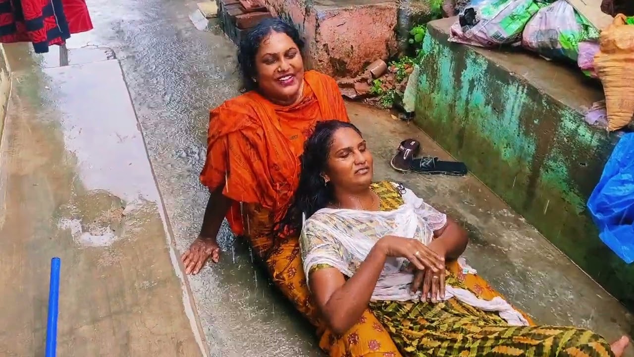 மழை வந்து கூட அடங்க மாட்டேங்கிறா பாருங்க #comedy #kovaimeerafamily #comedyfilms #funny