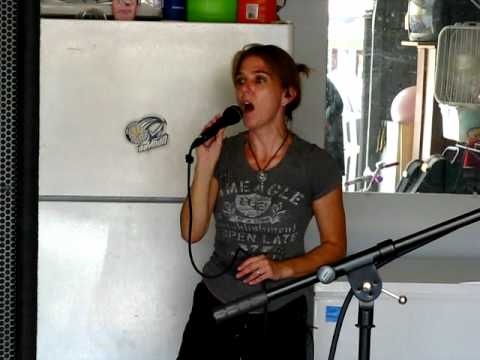 Amber sings "Suds in the Bucket" Sara Evans / The ...