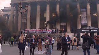 A Paris, le monde de la finance prise pour cible par des militants écologistes