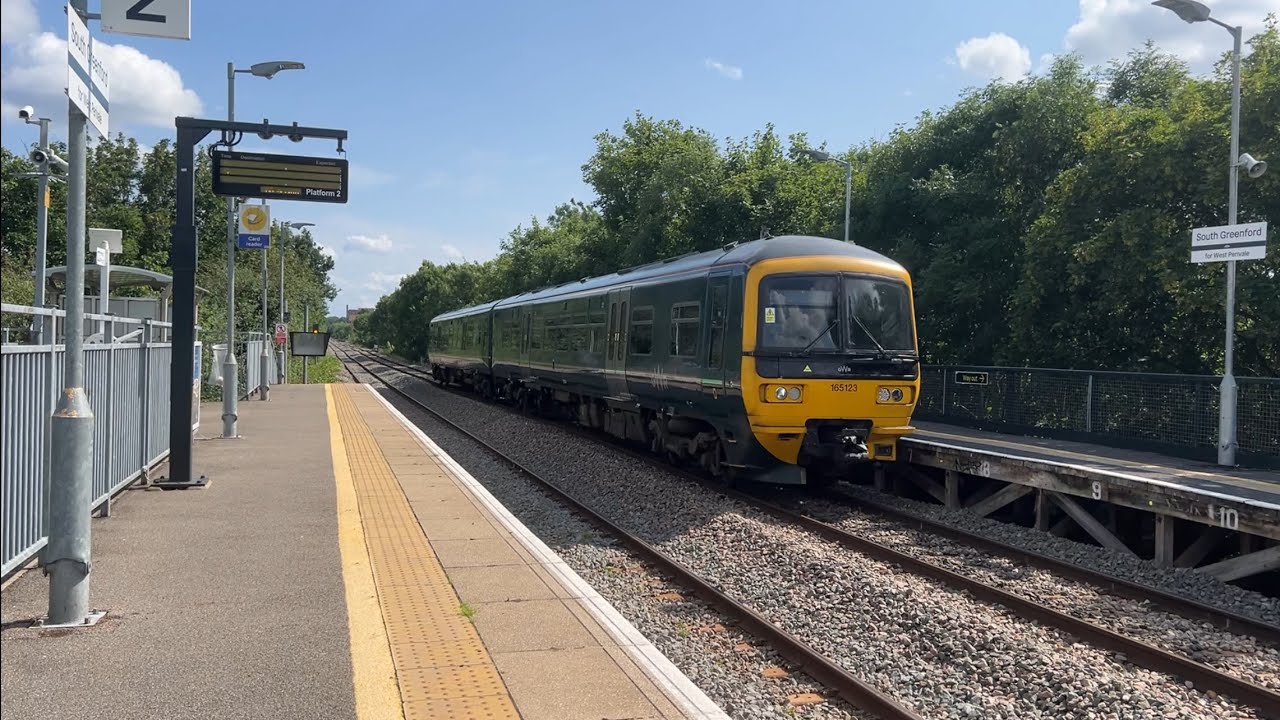 В чем разница между остановкой и станцией?