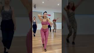 Clase de Bachata estilo femenino con Leticia Beltrán 8 veces Campeona Mundial de Bachata Cabaret