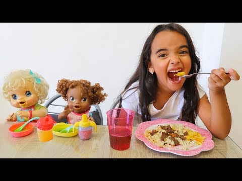 BIA LOBO ALMOÇO COM BABY ALIVE