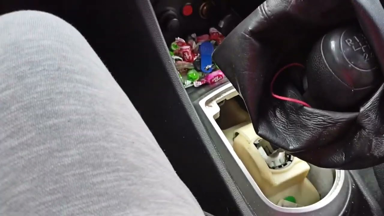 На Солярисе заклинило рычаг переключения передач! - YouTube