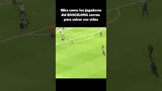 El momento en el hinchas del ESPANYOL invade el terreno de juego mientras el BARCELONA celebra su vi