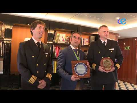 Placa conmemorativa al “World Traveller” por su primera visita