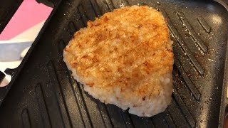 香ばしさが全ての焼きおにぎりはホットサンドメーカーで作る