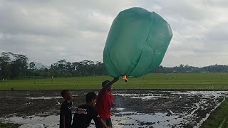 menerbangkan balon udara hasil nemu