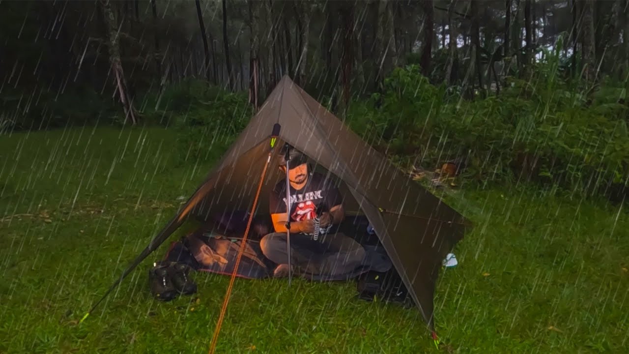 AMAZING! CAMPING IN HEAVY RAIN AND THUNDER - RELAXING SOLO CAMPING IN ...