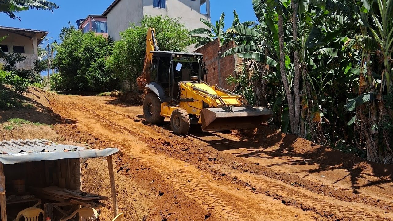 Como Abrir Estrada em Morro? Retroescavadeira Mostra na Prática!