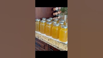 How to make & can the BEST chicken bone broth! #canning #chickenbroth #homestead #selfsufficiency