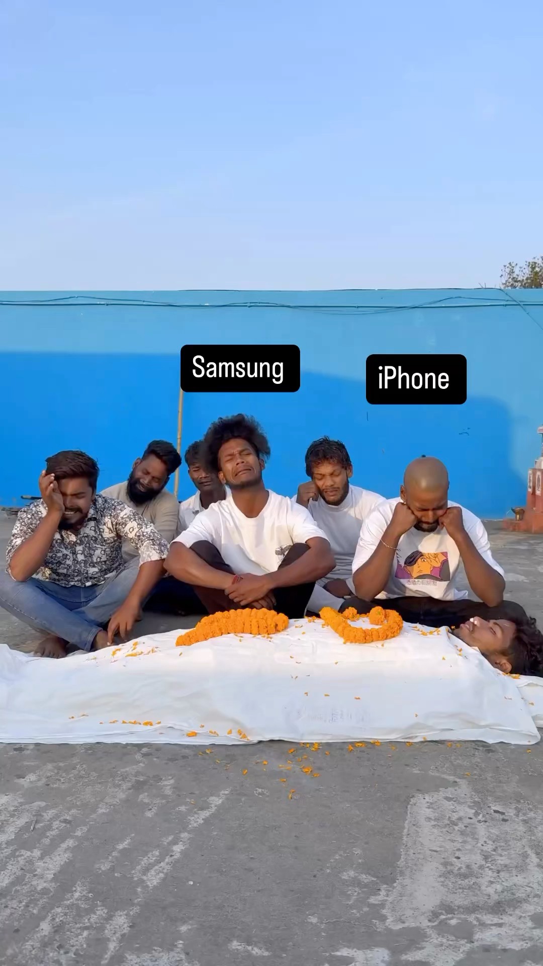 iPhone vs Samsung ￼?? #comedy #realfools #surajroxfunnyvibe #vikramcomedyvideo #iphone #samsung