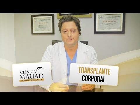 Imagem do Doutor Mauad de terno preto explicando alguma coisa em sua mesa de atendimento