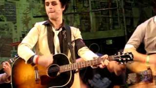 Video voorbeeld van "Billie Joe Armstrong American Idiot Good Riddance Jan. 21, 2011"