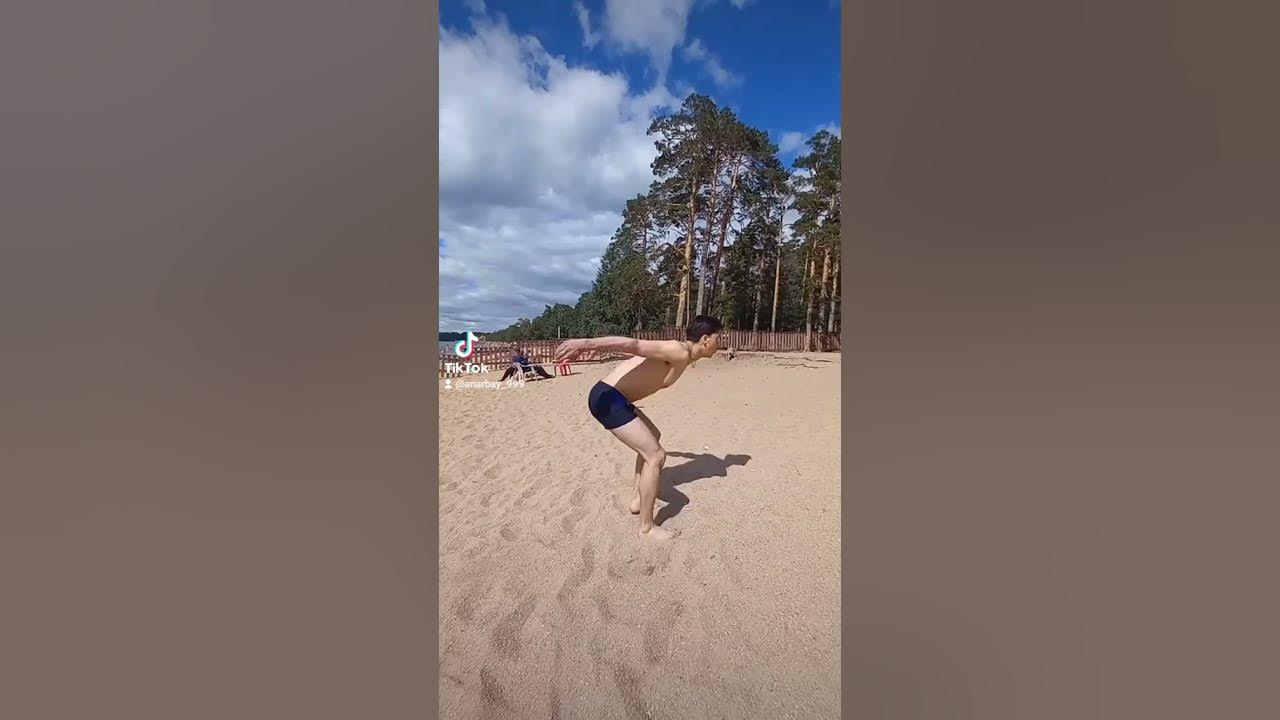 Спортсмен делает сальто мортале в бассейн