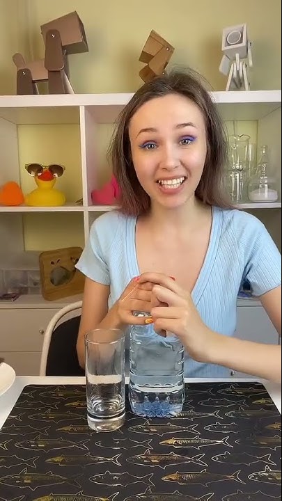 Как перелить воду с помощью трубочки