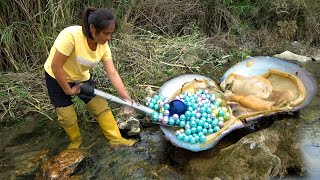 The pearls are large and numerous, and the beautiful woman uses a shovel to shovel them directly