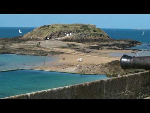 Ballade dans saint malo intra muros. Saint-Malo est une commune de France situÃ©e en Bretagne, dans le dÃ©partement d'Ille-et-Vilaine. Station balnÃ©aire connue pour sa ville close et son rapport Ã  la mer, la ville est l'une des plus visitÃ©es de Bretagne et attire prÃ¨s de 200 000 touristes en Ã©tÃ©. Fruit d'une riche histoire maritime, elle demeure un port important (plaisance, pÃªche, commerce et voyageurs) et un centre Ã©conomique.